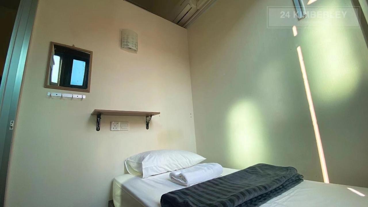 24 Kimberley Hotel George Town Room photo